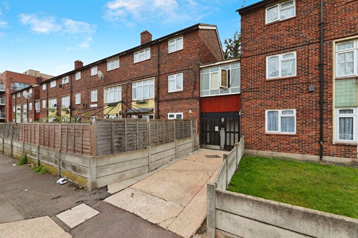 1 Bedroom Flat For Sale In Endeavour Way, Barking, IG11