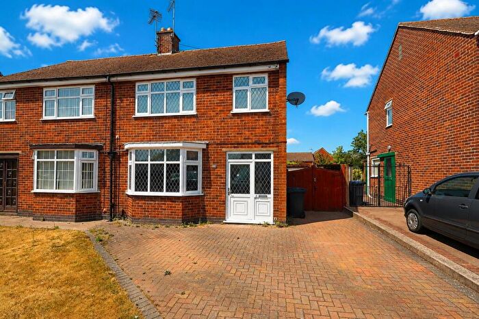 3 Bedroom Semi-Detached House For Sale In York Road, Hinckley, LE10