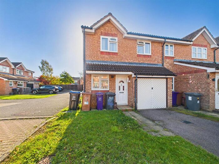 3 Bedroom House To Rent In Stirling Close, Hitchin, Hertfordshire, SG4