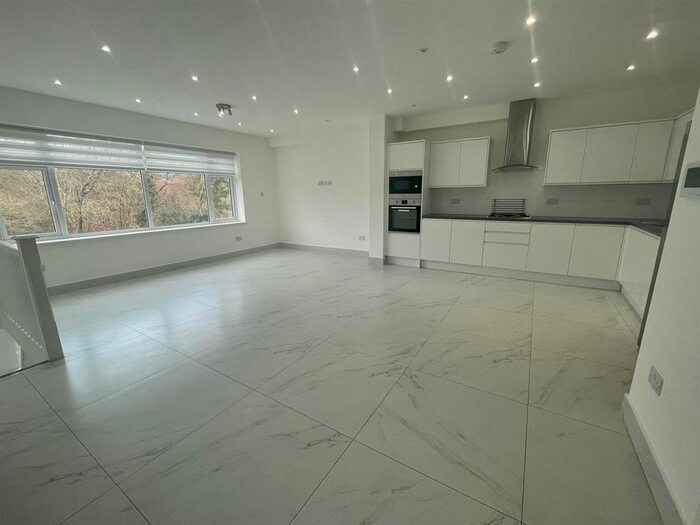 4 Bedroom Semi-Detached House To Rent In Brent Way, London N3