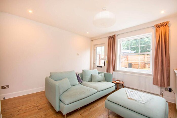 1 Bedroom End Of Terrace House To Rent In Hawks Road, Kingston, Kingston Upon Thames, KT1