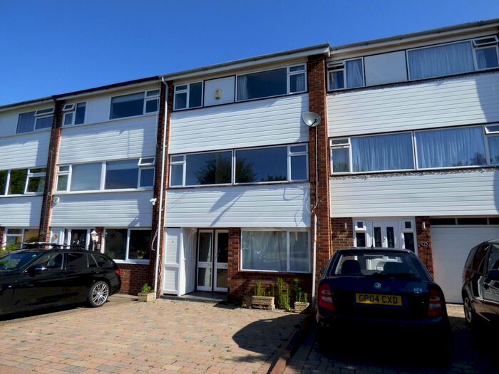 4 Bedroom Terraced House To Rent In Tandridge Drive, Petts Wood, BR6