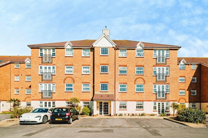 2 Bedroom Flat For Sale In Anchor Close, Shoreham-By-Sea, BN43