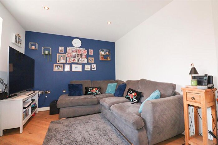 2 Bedroom Flat For Sale In Deadbrook Lane, Aldershot, GU12