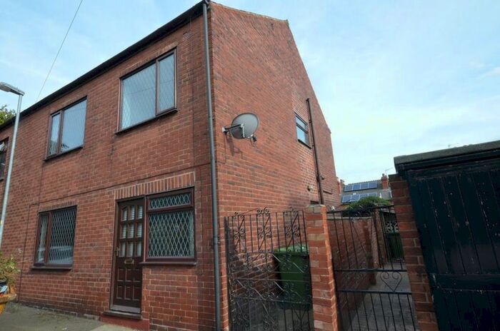 3 Bedroom Terraced House To Rent In Banks Mount, Pontefract, WF8