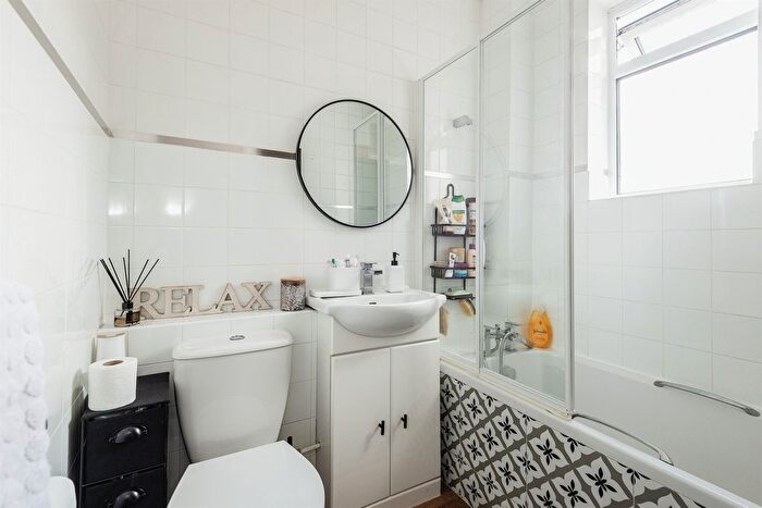 2 Bedroom Flat To Rent In Tattenham Way, Burgh Heath, Tadworth, KT20