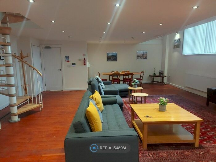 3 Bedroom Flat To Rent In Charterhouse School, Hull, HU2