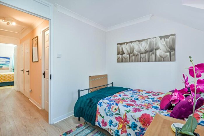 2 Bedroom Maisonette For Sale In Hawthorn Place, Erith, DA8
