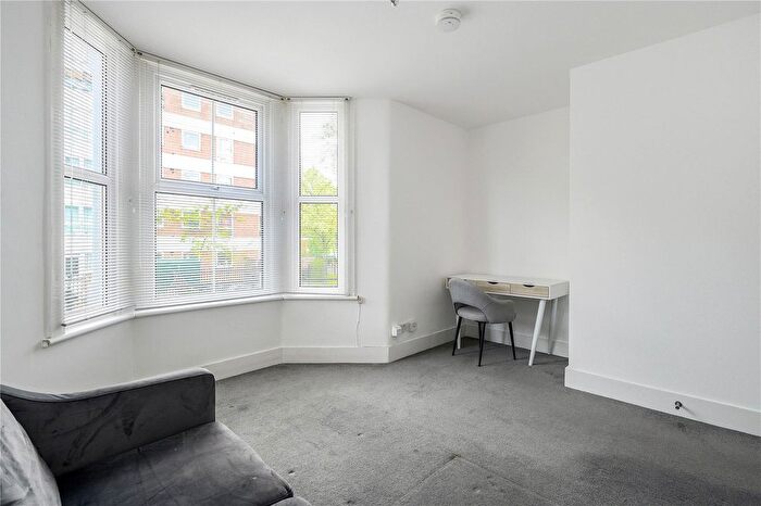1 Bedroom Flat To Rent In Temple Dwellings, Temple Street, London, E2