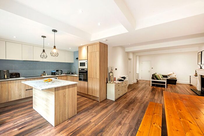 4 Bedroom Maisonette For Sale In Cambridge Gardens, London, W10