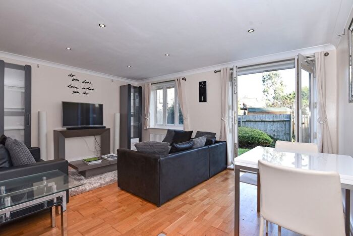 2 Bedroom Flat To Rent In Merton Road, Wimbledon, London, SW19