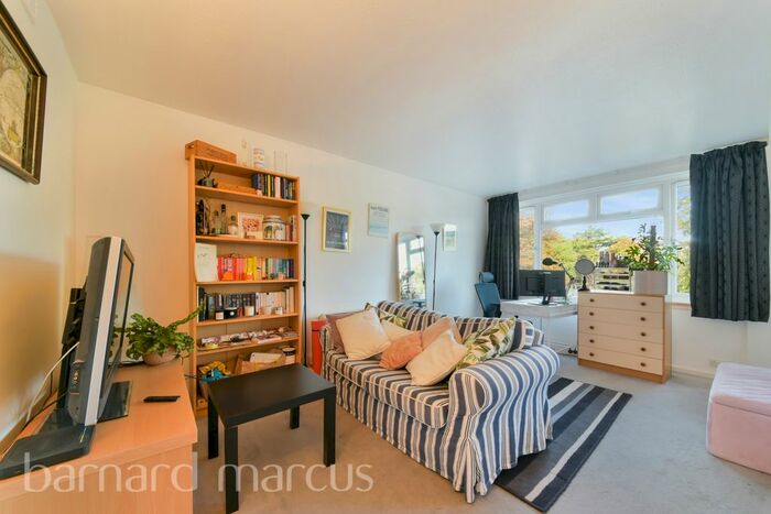 Studio To Rent In Augustus Road, London, SW19