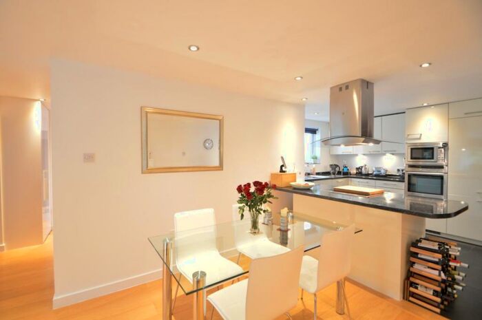 3 Bedroom Flat To Rent In High Point, Weybridge, KT13