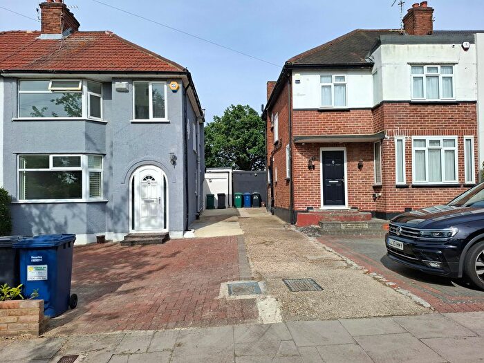 4 Bedroom Semi-detached House For Sale In Mount Grove, Mill Hill, Edgware, HA8
