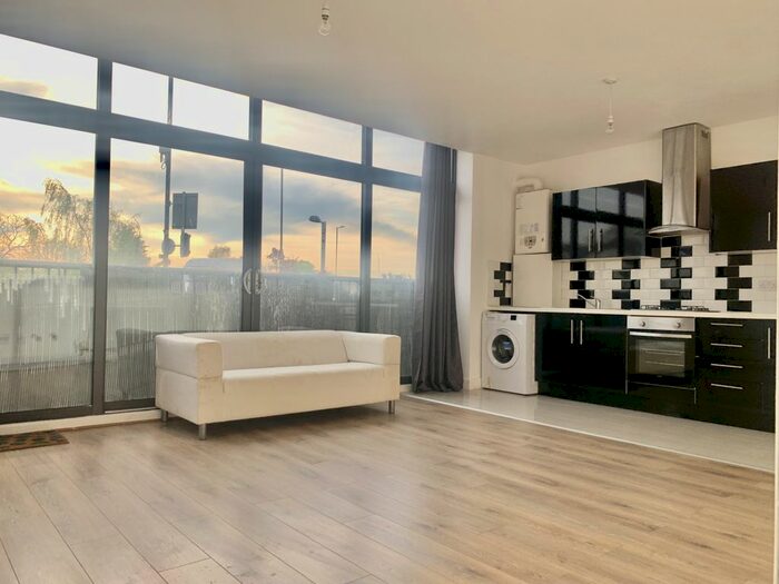 2 Bedroom Flat To Rent In Caxton Road, London, SW19