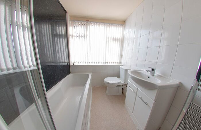 2 Bedroom Flat To Rent In Edinburgh Grove, Leeds, LS12