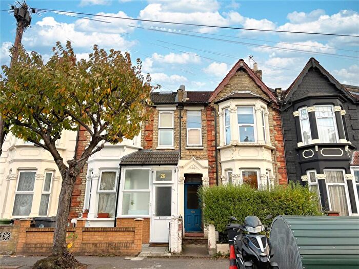 2 Bedroom Flat To Rent In Millais Road, Leytonstone, E11