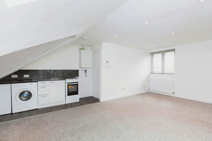 Flat To Rent In Lea Bridge Road, E10