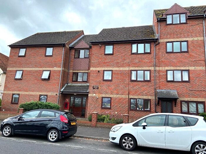 2 Bedroom Flat To Rent In Mumby Road, Gosport, Hampshire, PO12