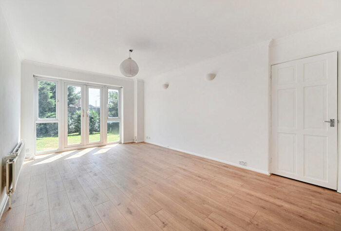2 Bedroom Apartment For Sale In Bisley Close, Worcester Park, KT4