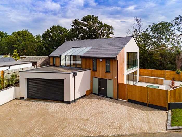 4 Bedroom Detached House For Sale In New Road, Essex, RM4