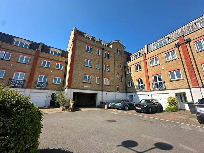 2 Bedroom Flat To Rent In The Piazza, Eastbourne, East Sussex, BN23