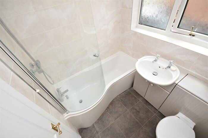 2 Bedroom Apartment To Rent In Castle Mount, Heswall, CH60