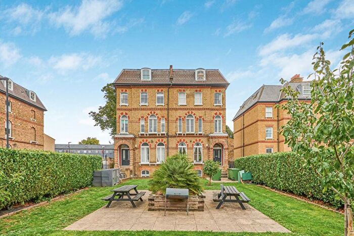 2 Bedroom Flat To Rent In Brixton Road, Brixton, SW9