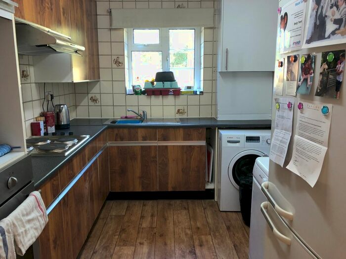 2 Bedroom Flat To Rent In Courtney Hse, Mulberry Close, Hendon, London, NW4