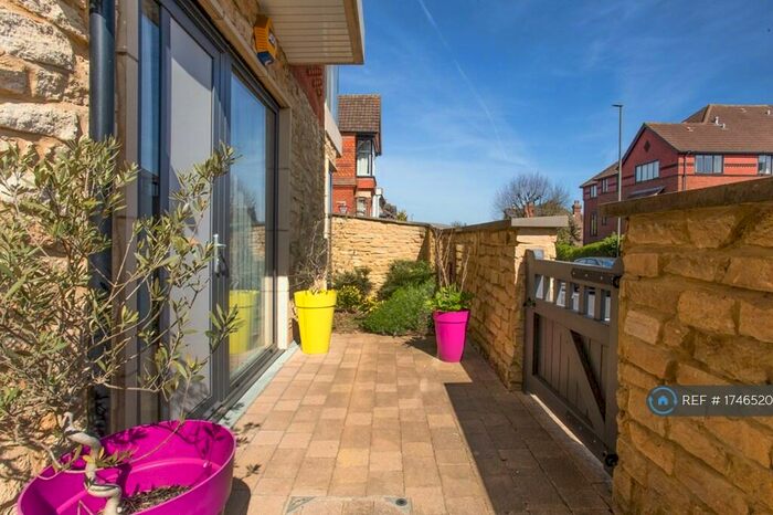 2 Bedroom Flat To Rent In Queens Place, Guildford, GU2