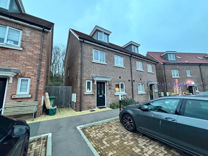 4 Bedroom Semi Detached House To Rent In Montagu Cresent, Redhill, RH1