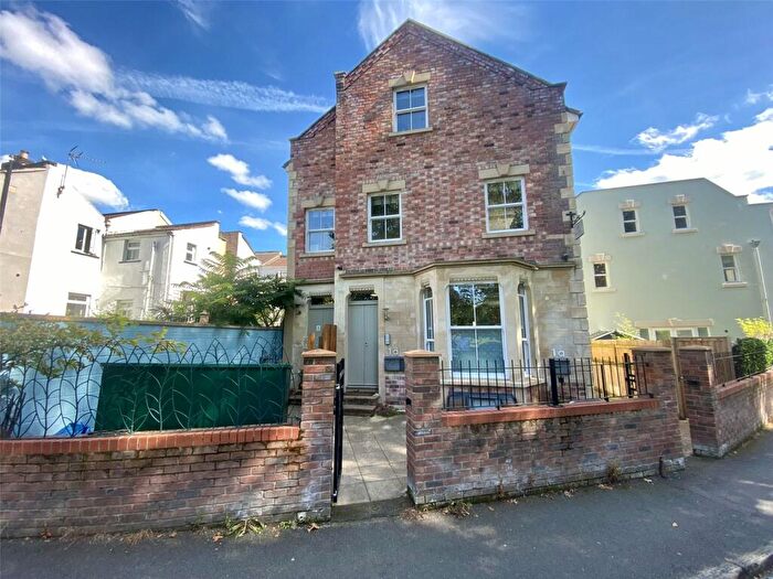 1 Bedroom Apartment To Rent In Victoria Park, Hill Avenue, BS3