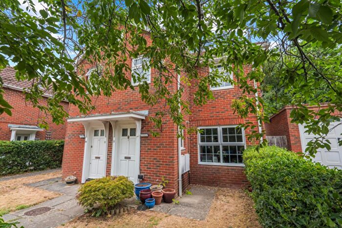 3 Bedroom Semi-Detached House For Sale In Longcroft Gardens, Welwyn Garden City, AL8