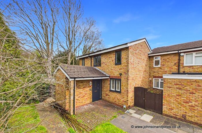 4 Bedroom End Of Terrace House For Sale In Cowper Close, Chertsey, KT16
