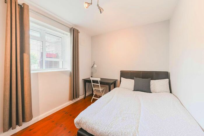 2 Bedroom Flat To Rent In India Way, Shepherd's Bush, London, W12