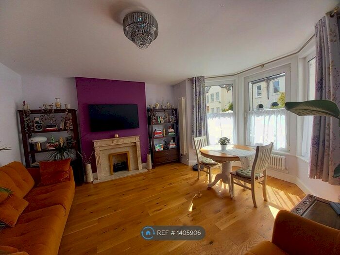 2 Bedroom Flat To Rent In Sandrock Road, London, SE13