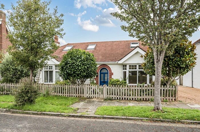 4 Bedroom Property For Sale In Orchard Avenue, Chichester, PO19