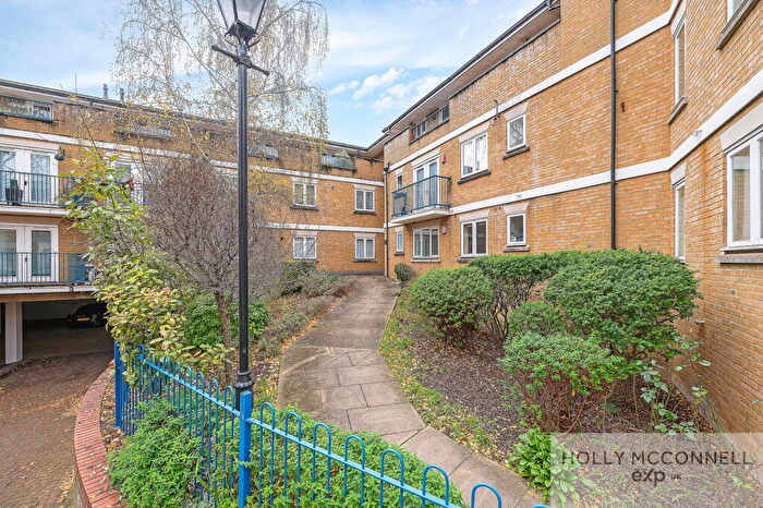 2 Bedroom Flat For Sale In Hill House Mews, Bromley, BR2