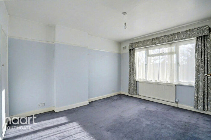 3 Bedroom Semi Detached House For Sale In Chaseville Park Road, London, N21