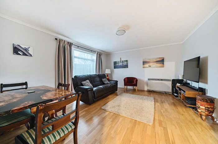 2 Bedroom Flat For Sale In Deepdale, Bracknell, RG12