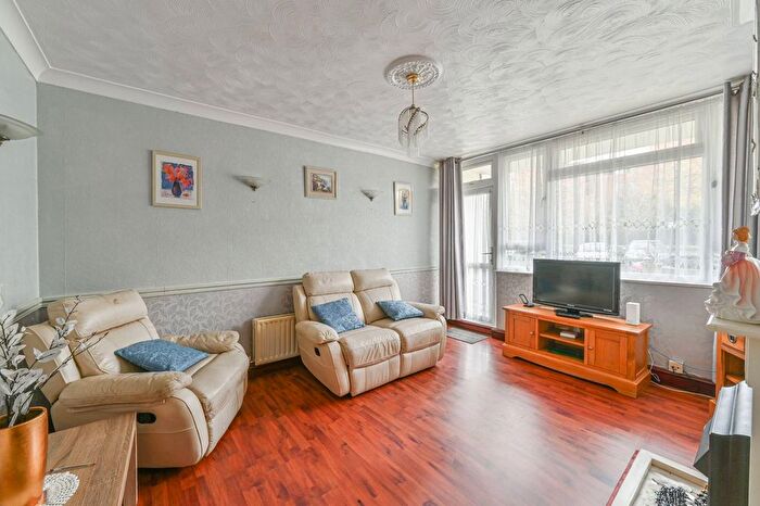 2 Bedroom Flat For Sale In Strathdon Drive, Earlsfield, London, SW17