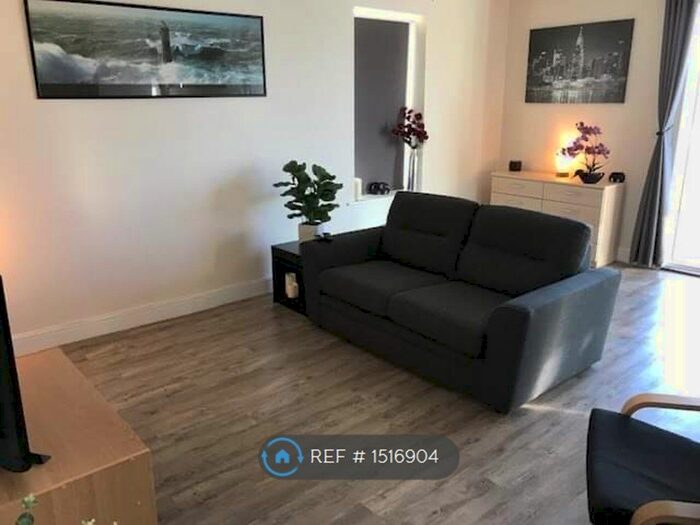 2 Bedroom Flat To Rent In The Peninsula, Gillingham, ME7