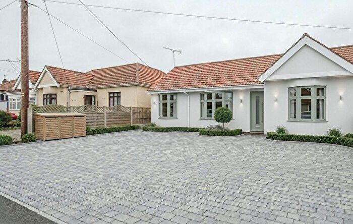 4 Bedroom Semi-Detached Bungalow For Sale In Carisbrooke Drive, Corringham, Essex, SS17