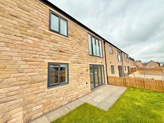 2 Bedroom Flat To Rent In Woodland Grove, Holmfirth, West Yorkshire, HD9