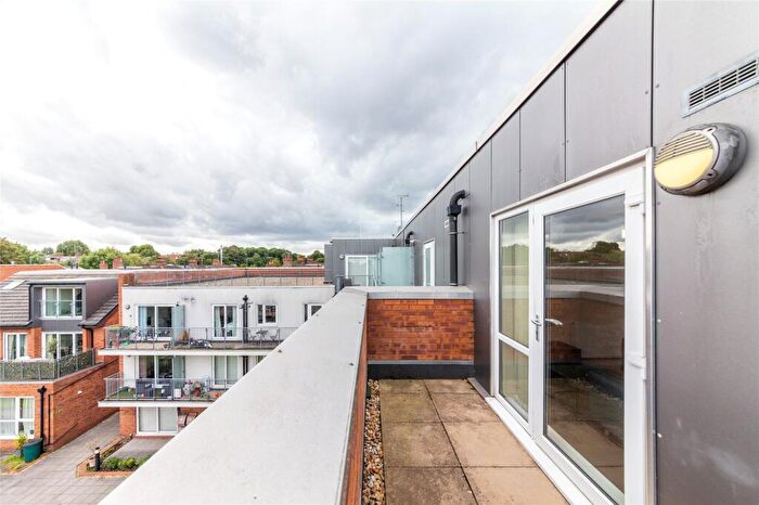 1 Bedroom Apartment For Sale In Holdsworth Lodge, Lankaster Gardens, N2