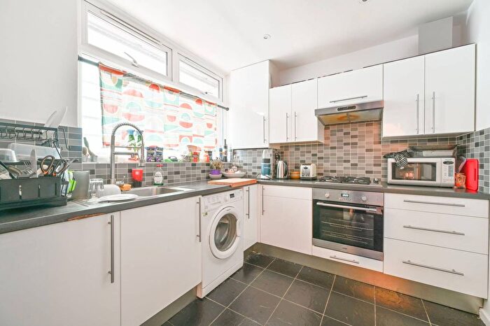 2 Bedroom Flat To Rent In Dickens Estate, Bermondsey, London, SE16