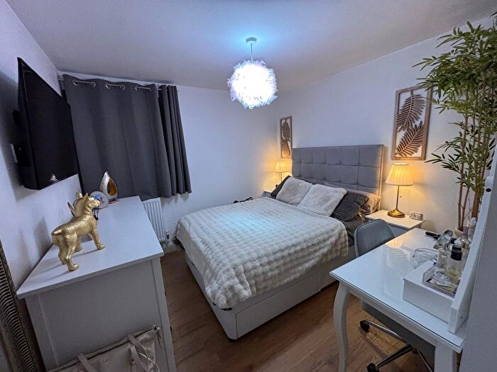 1 Bedroom Flat To Rent In Snakes Lane East, Woodford Green, IG8