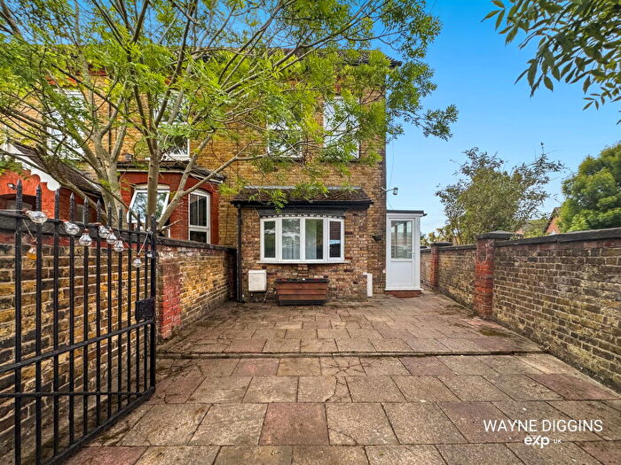 1 Bedroom End Of Terrace House For Sale In Roy's Cottages, Meesons Lane, Grays, RM17