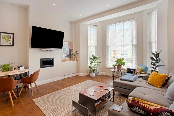 2 Bedroom Flat To Rent In Warwick Gardens, Kensington, W14