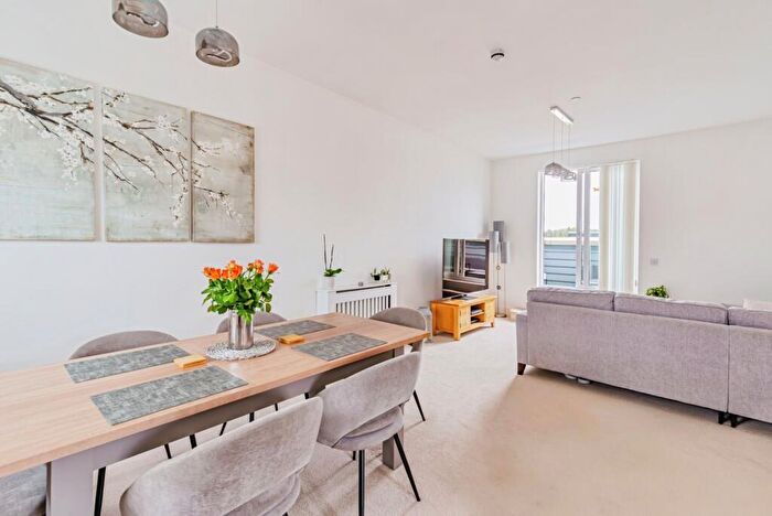 2 Bedroom Maisonette For Sale In Canalside, Redhill, Surrey, RH1